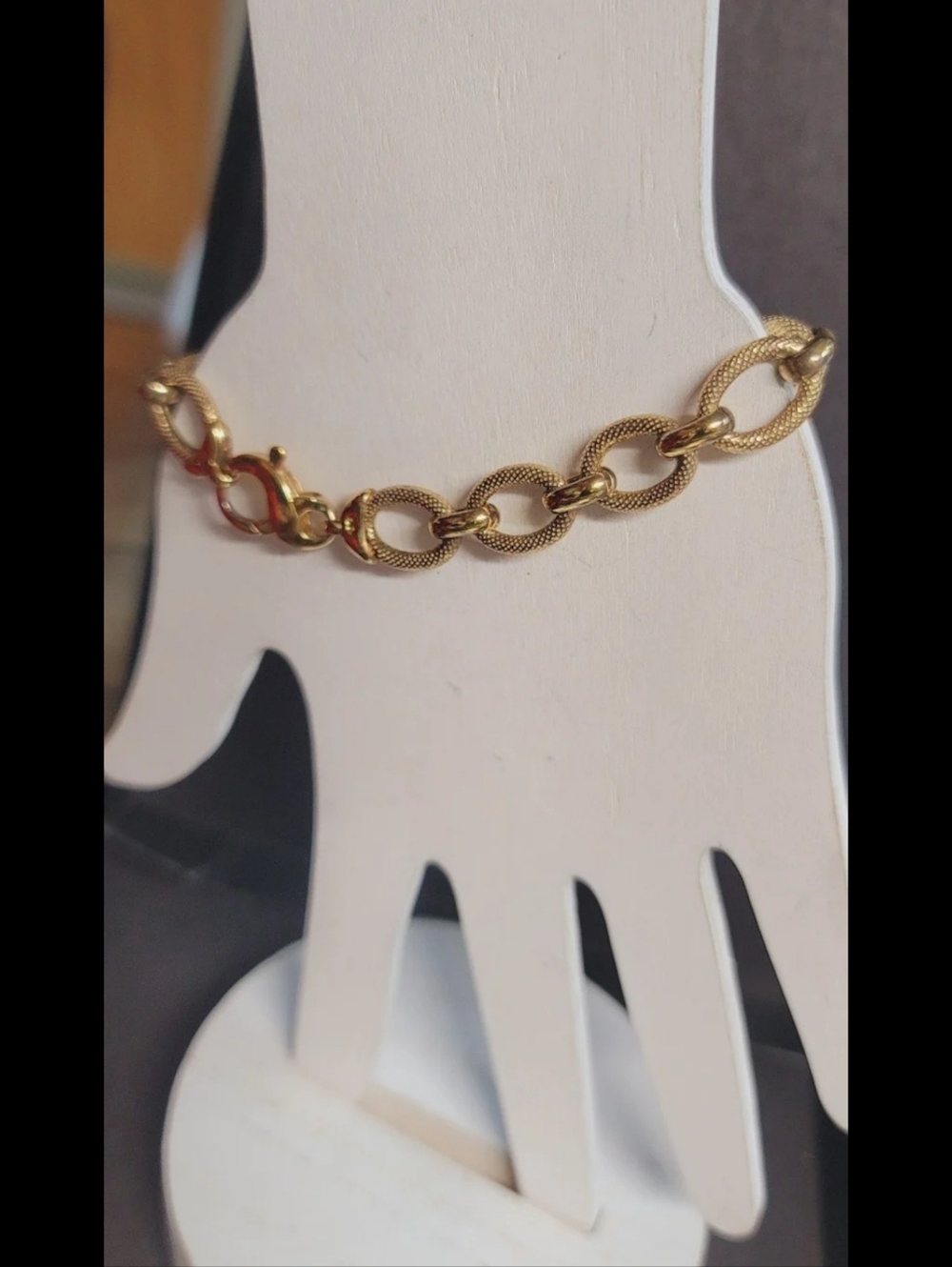 B251   Gold Oval Link Tennis Bracelet. Size 7